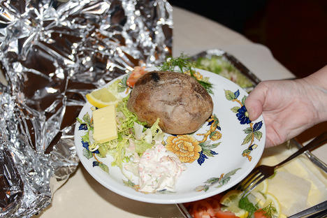 Bakad potatis med olika rf&oumlror